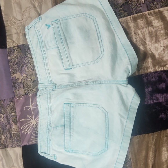 American Eagle Low Rise Distressed Fade Shorts - Picture 4 of 8